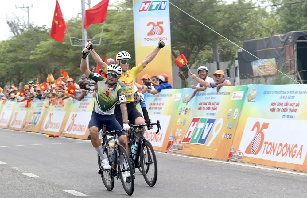 Áo vàng Rikunov rút lơi chân, nhường chiến thắng chặng 14 cho đồng đội Roman Maikin.