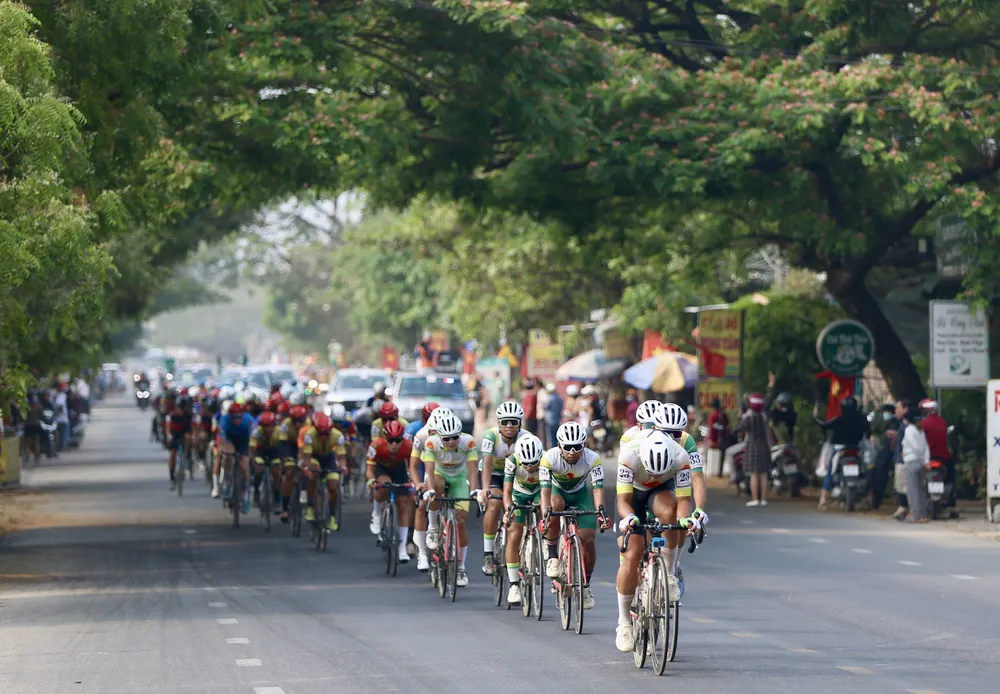 Tập đoàn Lộc Trời dẫn đầu trên đường tiến vào đèo Ngoạn Mục.