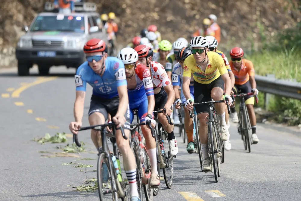 Nhóm các tay đua ngoại binh bắt đầu tăng tốc khi vào lòng đèo.