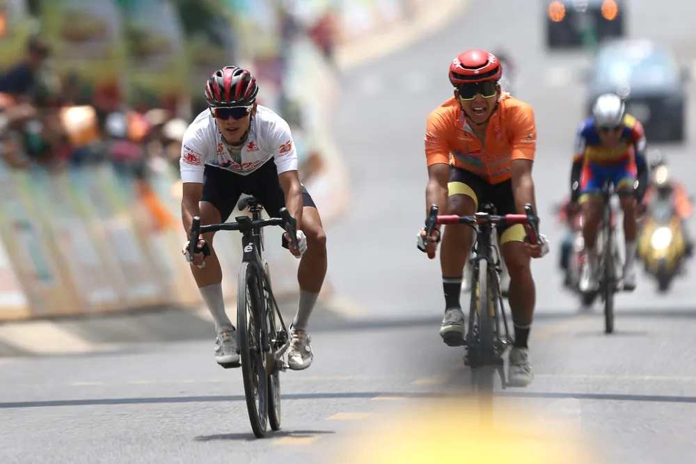 Áo trắng Xuân Lộc và áo cam Nguyễn Thắng cùng vượt qua mức đến.