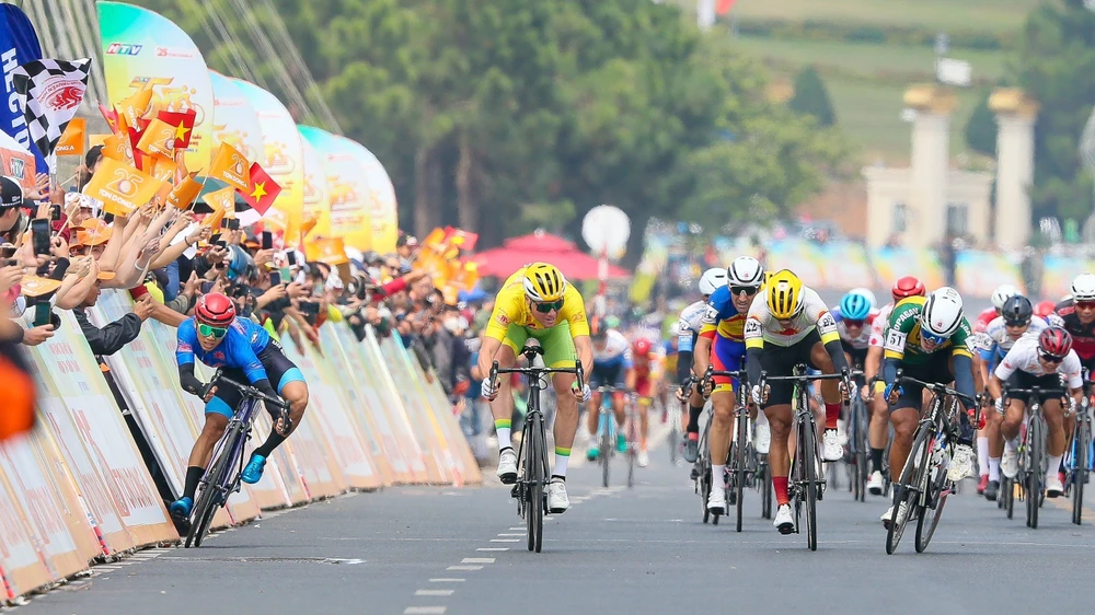 Nguyễn Văn Bình suýt chút nữa va vào bảng quảng cáo sau khi va chạm với Tấn Hoài. Ảnh: PHẠM HUY