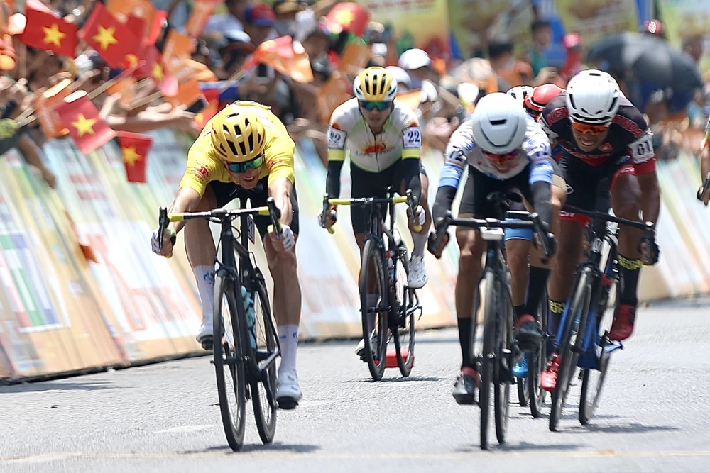 Petr Rikunov và cú đẩy xe giúp anh giành chiến thắng sít sao trước Nguyễn Hướng.