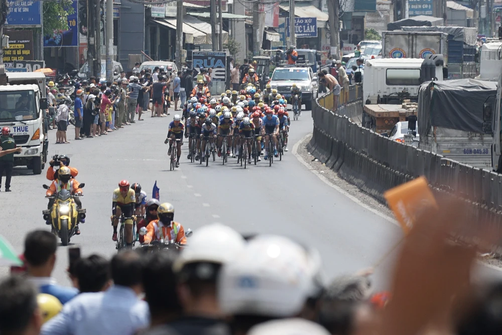 ...trước khi bị đoàn đông đuổi kịp tại Chợ Sặt (Biên Hòa).