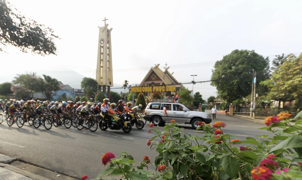 Đoàn đua chia tay TP Bảo Lộc.