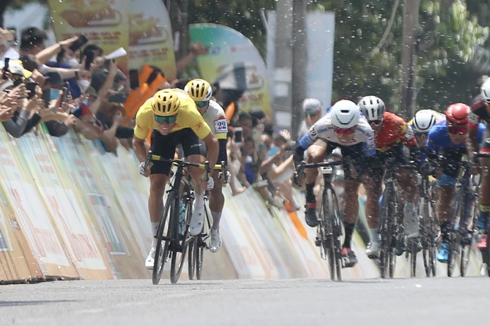 Petr Rikunov và Nguyễn Hướng (72) tạo nên tình huống kịch tính tại mức đến TP Biên Hòa. Ảnh: PHẠM HUY