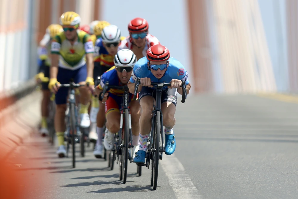 Các tay đua ngoại binh đổ dốc cầu Rạch Miễu.