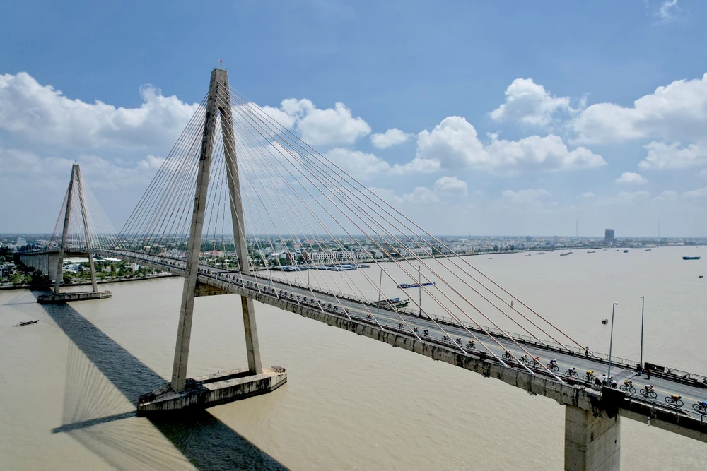 Đoàn đua qua cầu rạch Miễu - Bến Tre.