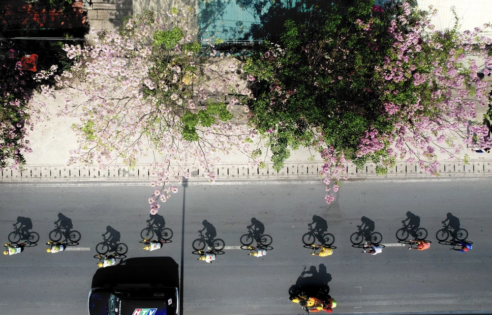 Nhóm áo vàng đi qua địa phận tỉnh Long An. Ảnh: PHẠM HUY