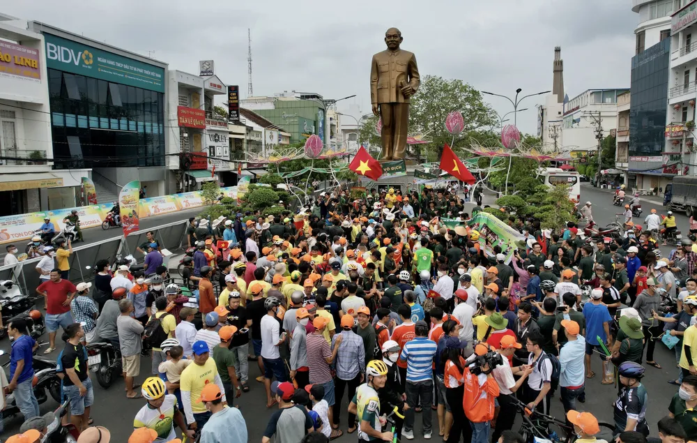 Đông đảo người dân Long Xuyên chào đón áo vàng Petr Rikunov. Ảnh: PHẠM HUY