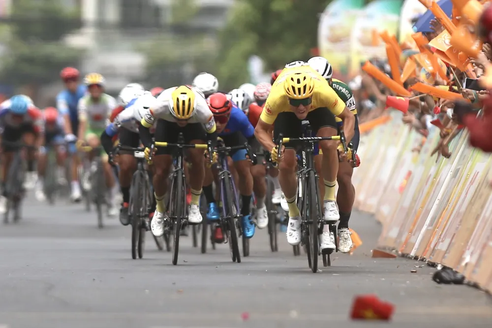 Rikunov tung nước rút dũng mãnh vượt qua mọi đối thủ...