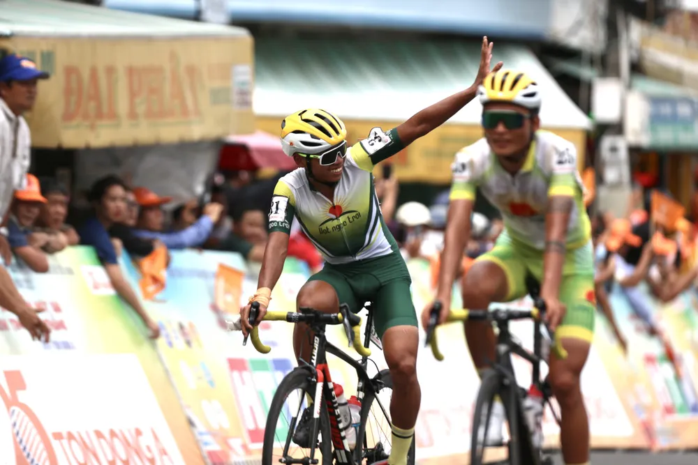 Các tay đua Tập đoàn Lộc Trời vui mừng sau chặng đua cống hiến cho người dân An Giang.