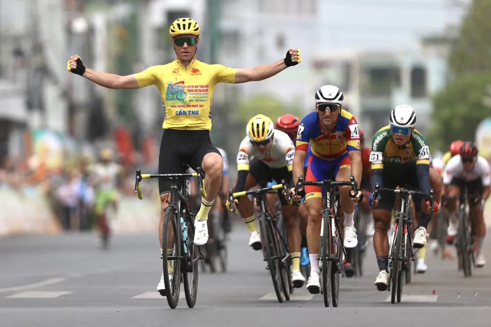 ...ăn mừng chiến thắng thứ 10 trên đất Long Xuyên.