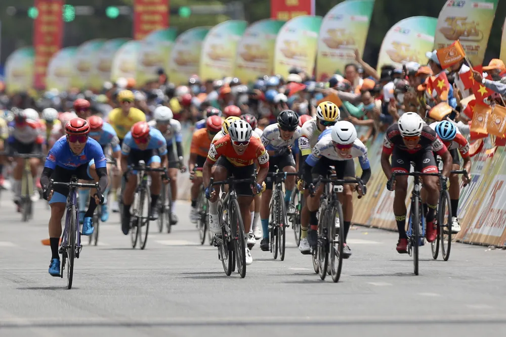 25 giây sau chiến thắng của Baasankhuu, Nguyễn Văn Bình (áo xanh) cán mức đầu tiên ở chùm đông. 25 giây sau chiến thắng của Baasankhuu, Nguyễn Văn Bình (áo xanh) cán mức đầu tiên ở chùm đông.