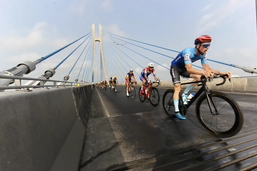 Đoàn đua chinh phục một trong những cây cầu lớn nhất vùng đồng bằng sông Cửu Long. Đoàn đua chinh phục một trong những cây cầu lớn nhất vùng đồng bằng sông Cửu Long.