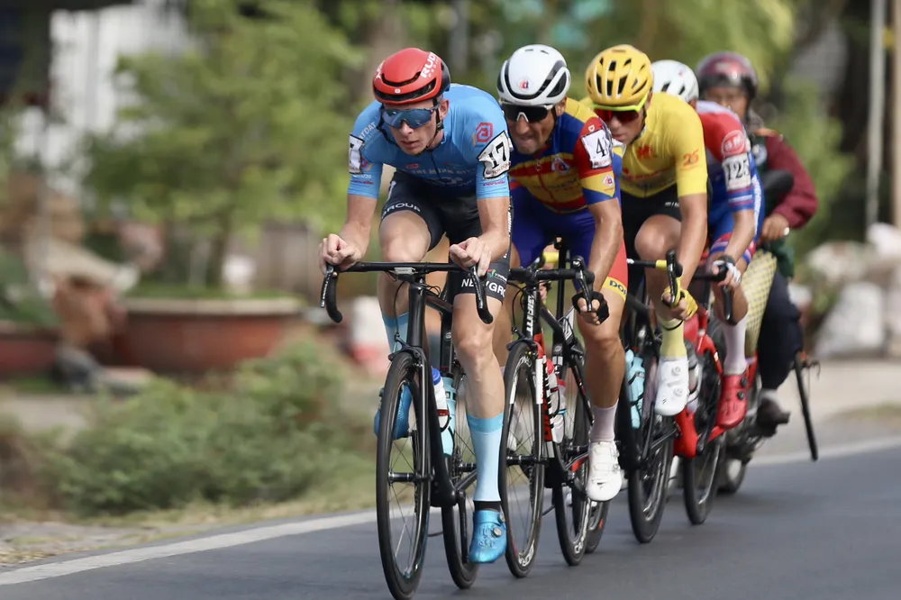 Nhóm VĐV ngoại binh bứt phá đi tốp đầu kéo theo áo vàng Rikunov. Nhóm VĐV ngoại binh bứt phá đi tốp đầu kéo theo áo vàng Rikunov.