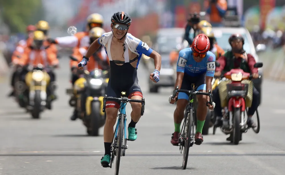 Ngoại binh người Mông Cổ Baasankhuu ăn mừng chiến thắng trước Nguyễn Trúc Xinh. Ngoại binh người Mông Cổ Baasankhuu ăn mừng chiến thắng trước Nguyễn Trúc Xinh.