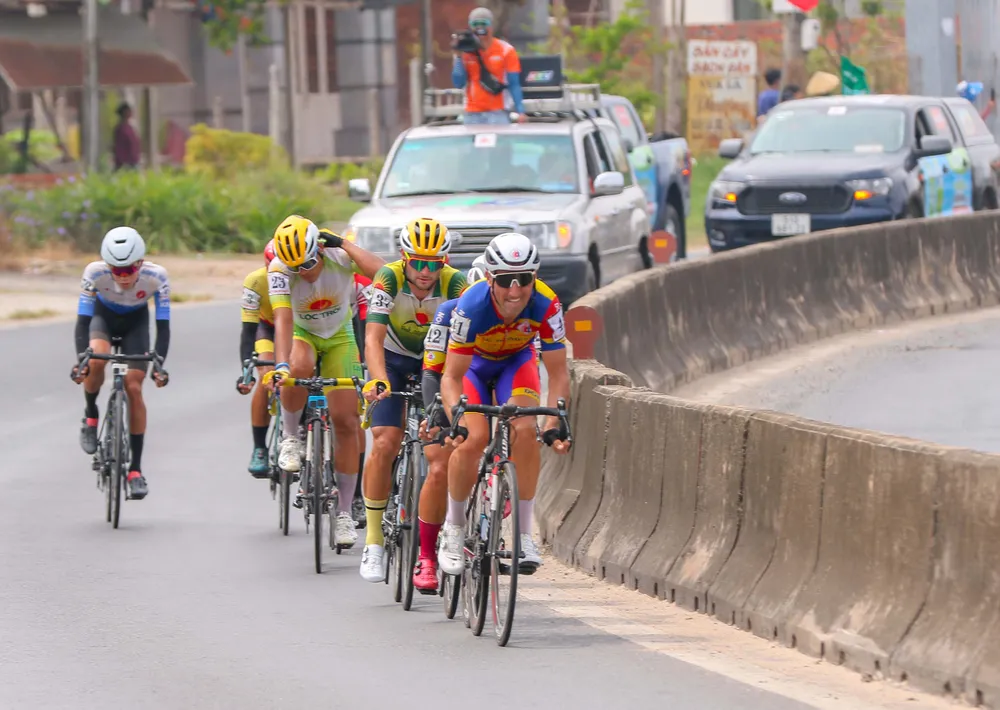 Loic làm &quot;máy kéo&quot; trên tốp đầu hướng về mức đến.