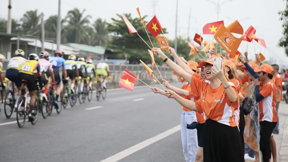 Khán giả Long An chào đón các tay đua. Ảnh: PHẠM HUY