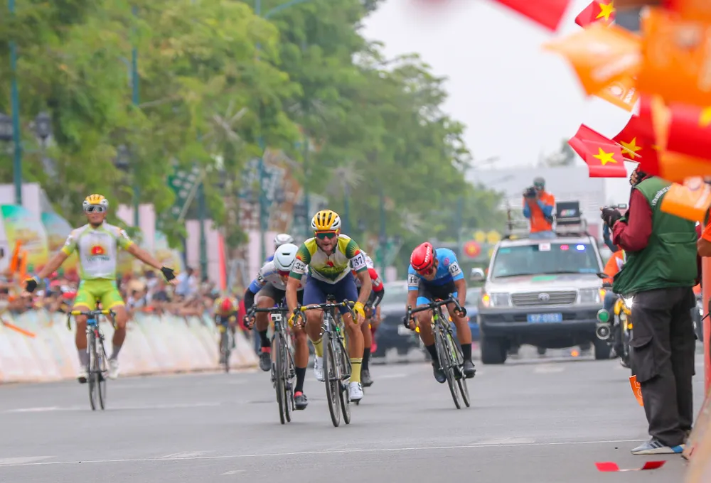 Roman Maikin tung nước rút giành chiến thắng chặng.