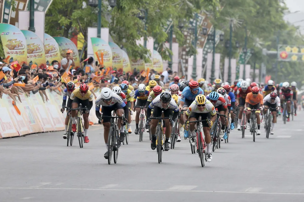 Các tay đua nhóm sau về qua mức đến.
