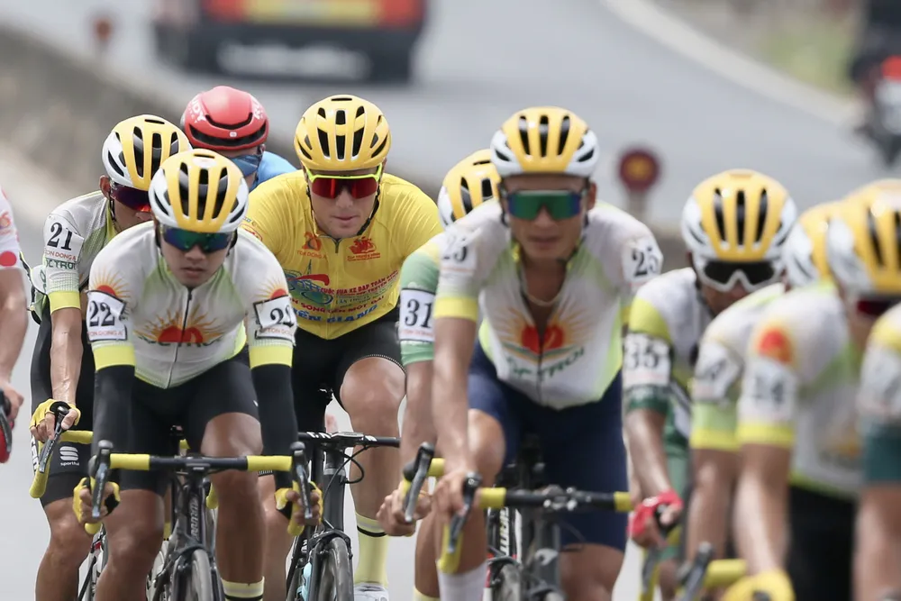 Áo vàng Petr Rikunov cùng với sự bảo vệ của êkíp Tập đoàn Lộc Trời.