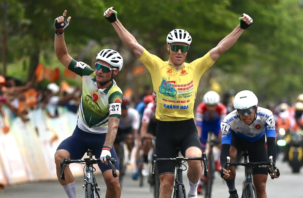 Áo vàng Petr Rikunov tham dự Cúp Truyền Hình theo lời giới thiệu của đồng hương Roman Maikin. Ảnh: PHẠM HUY