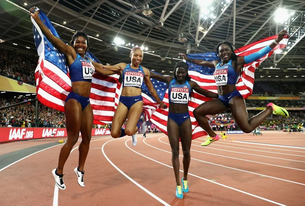 Tori Bowie (thứ 2 từ phải) cùng các đồng đội Mỹ ăn mừng chức vô địch thế giới cự ly 4x100 m tiếp sức. Ảnh: GETTY