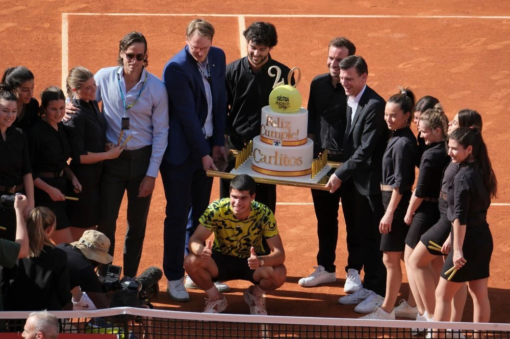 BTC giải chuẩn bị sẵn chiếc bánh sinh nhật khổng lồ để Alcaraz ăn mừng tuổi mới. Ảnh: GETTY