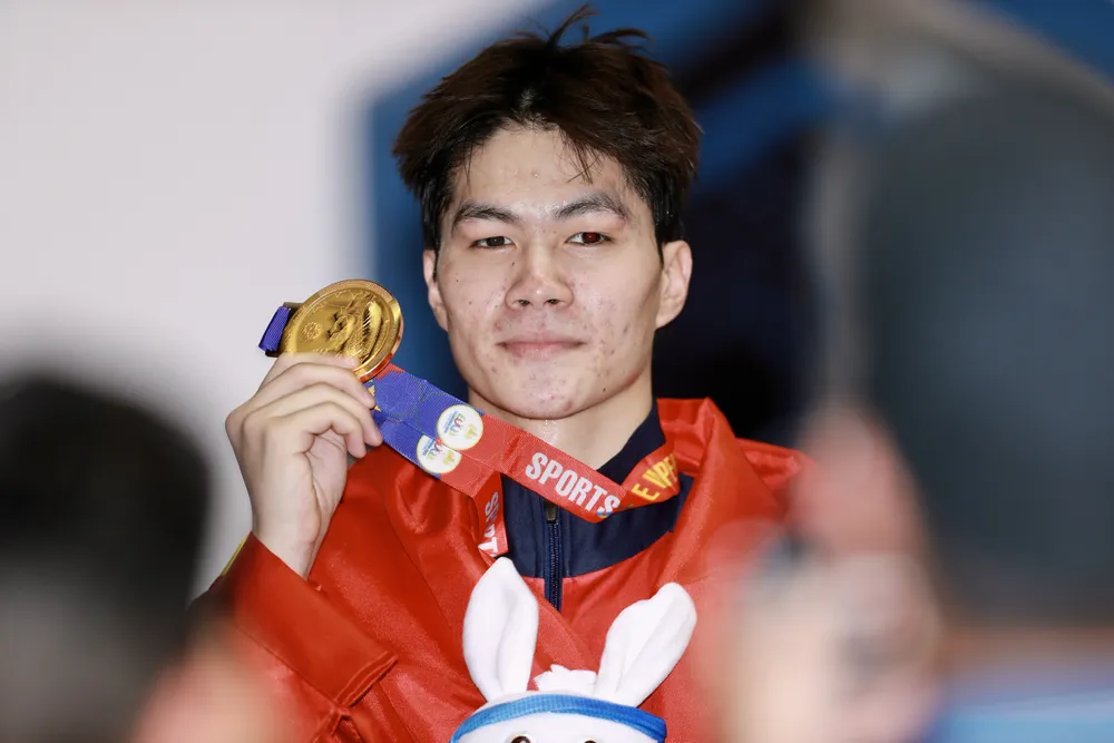 Hưng Nguyên trên bục nhận HCV. Ảnh: ANH PHƯƠNG