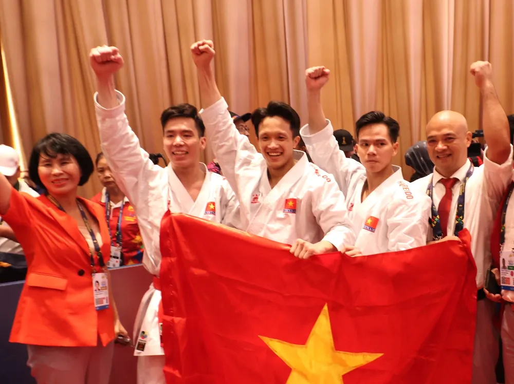Đội tuyển kata nam Việt Nam ăn mừng HCV với lãnh đạo đoàn. Ảnh: ANH TÂM Đội tuyển kata nam Việt Nam ăn mừng HCV với lãnh đạo đoàn. Ảnh: ANH TÂM