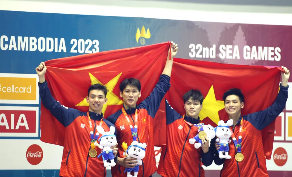 Các kình ngư Huy Hoàng, Quý Phước, Hưng Nguyên và Kim Sơn tươi cười trên bục nhận HCV.
