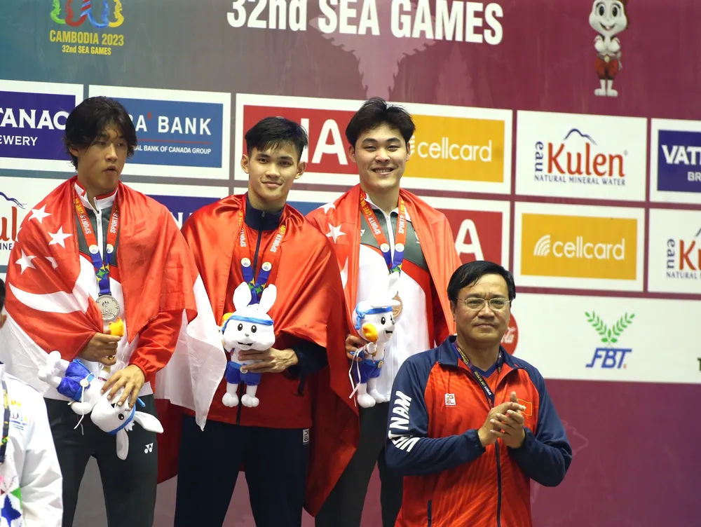 ...và tươi cười trên bục nhận HCV cùng kỷ lục SEA Games mới ở cự ly 100 m ếch.