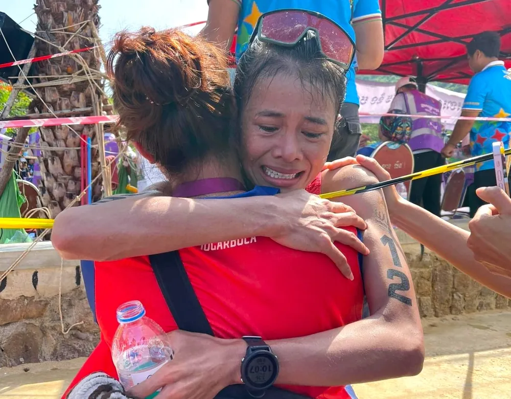 Phương Trinh rơi nước mắt hạnh phúc sau vạch mức đến. Ảnh: ANH ĐỒNG