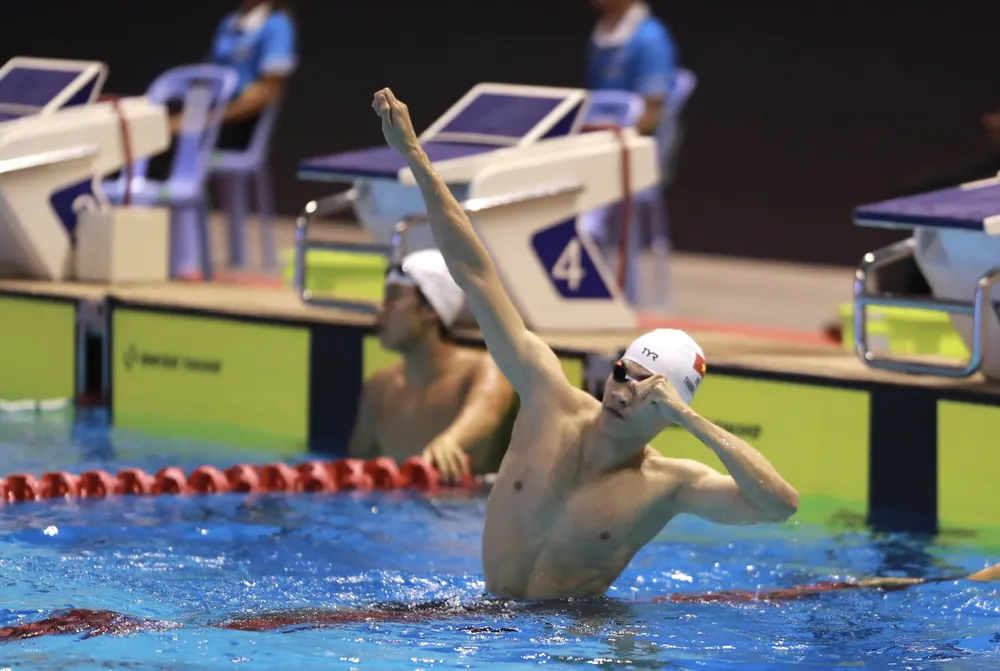 Phạm Thanh Bảo ăn mừng kiểu siêu nhân...