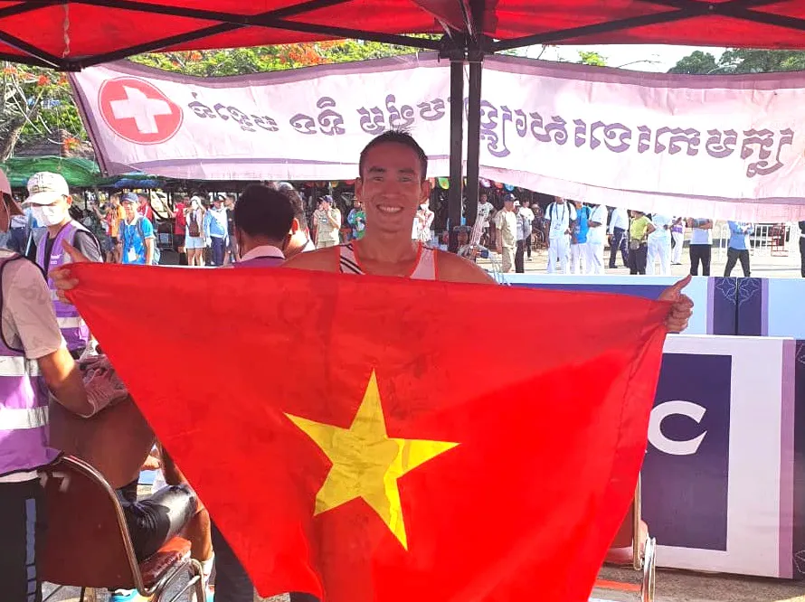 VĐV Phạm Tiến Sản ăn mừng chức vô địch duathlon cá nhân nam.