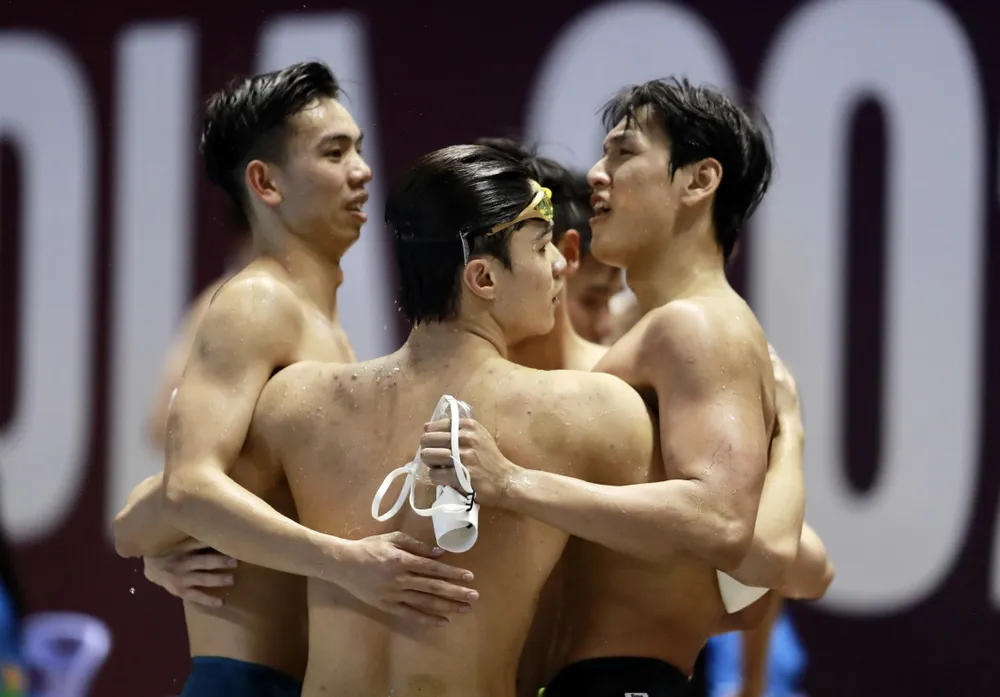 Các kình ngư đội bơi tiếp sức Việt Nam ăn mừng chiến thắng ngoạn mục. Ảnh: ANH PHƯƠNG