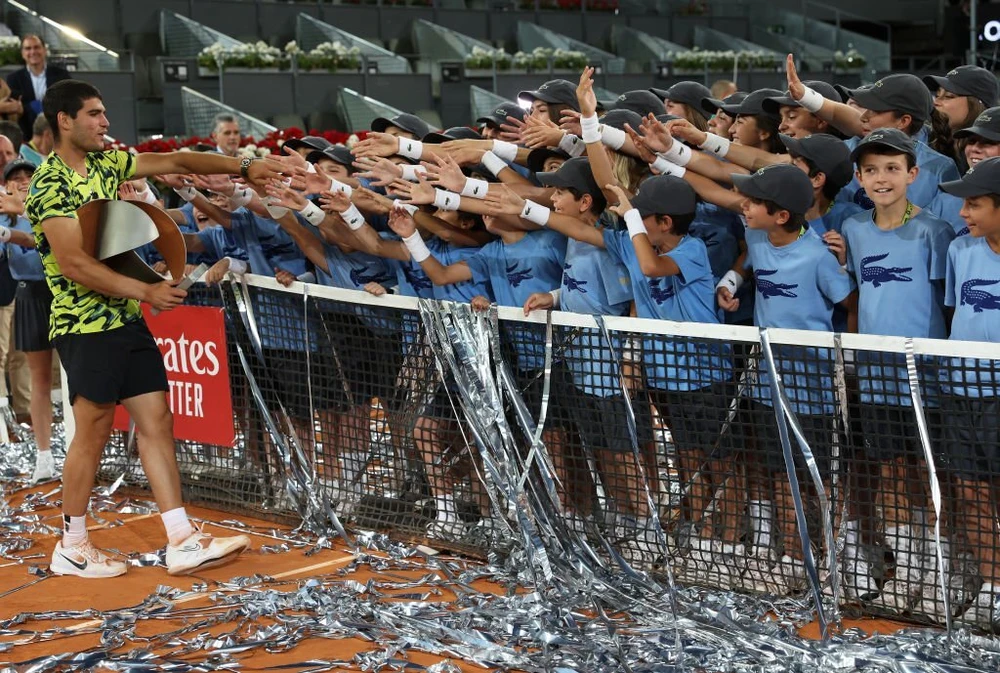 ...và chụp ảnh lưu niệm với đội ngũ nhặt bóng. Ảnh: GETTY