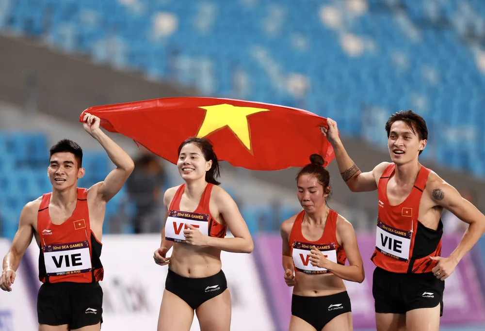 Đội tiếp sức hỗn hợp 4x400 m nam nữ ăn mừng chức vô địch sau khi &quot;đòi nợ&quot; thành công Thái Lan. Ảnh: ANH PHƯƠNG