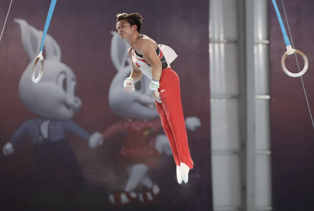 Khánh Phong thực hiện cú tiếp đất hoàn hảo hơn so với Yulo. Ảnh: ANH PHƯƠNG