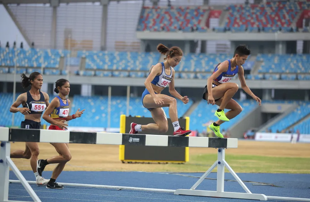 ...trước khi vội vàng bước vào nội dung tranh tài kế tiếp, 3.000 m vượt trước ngại vật. ...trước khi vội vàng bước vào nội dung tranh tài kế tiếp, 3.000 m vượt trước ngại vật.