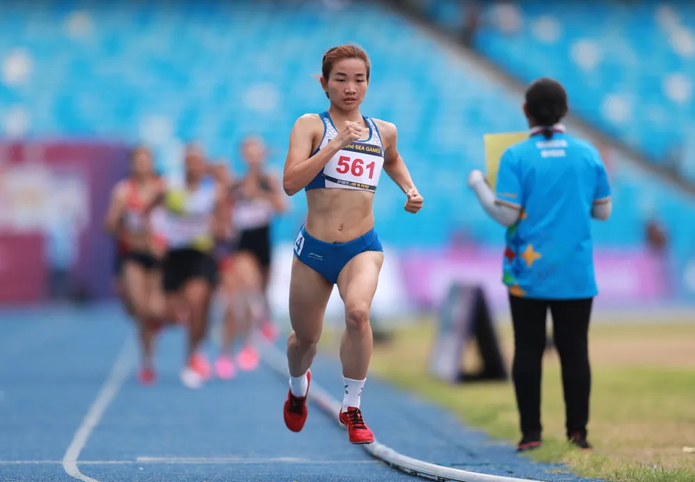 Nữ VĐV có biệt danh Oanh "ỉn" chạy như bay trên đường về đích. Nữ VĐV có biệt danh Oanh "ỉn" chạy như bay trên đường về đích.