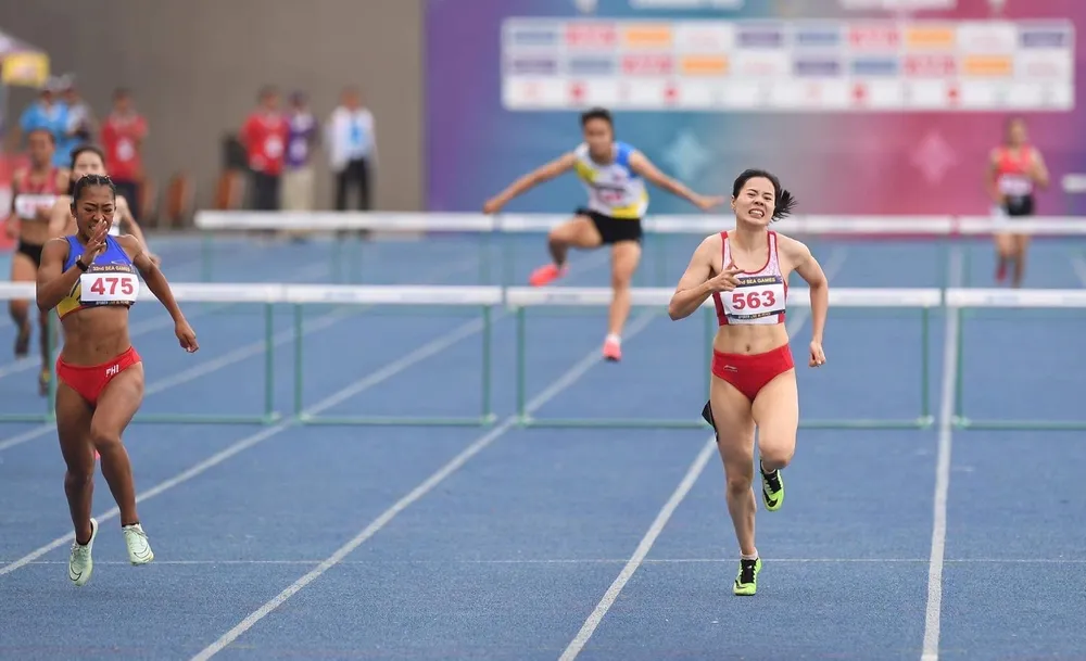 Nguyễn Thị Huyền (563) đoạt chức vô địch 400 m vượt rào. Ảnh: ANH PHƯƠNG Nguyễn Thị Huyền (563) đoạt chức vô địch 400 m vượt rào. Ảnh: ANH PHƯƠNG