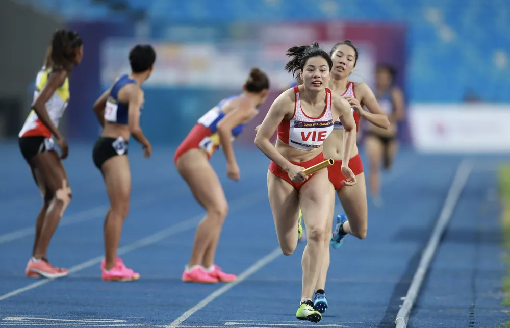 Đầu tàu Nguyễn Thị Huyền cùng đội tiếp sức 4x400 m nữ đoạt HCV. Ảnh: ANH PHƯƠNG