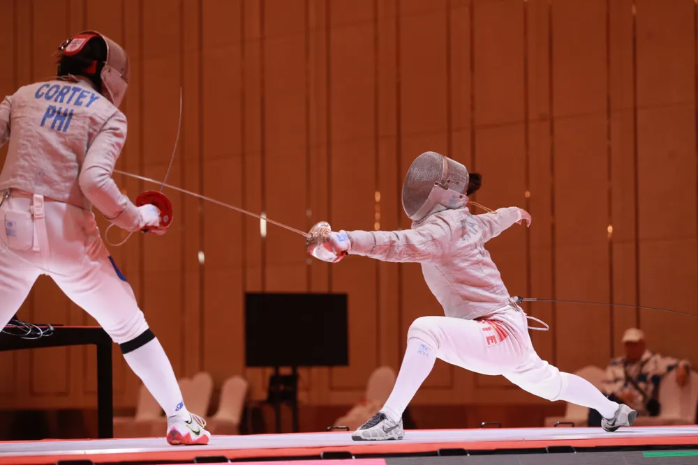 Kiếm thủ Việt Nam đánh bại Philippines ở chung kết đồng đội nữ kiếm chém. Ảnh: QUÝ LƯỢNG Kiếm thủ Việt Nam đánh bại Philippines ở chung kết đồng đội nữ kiếm chém. Ảnh: QUÝ LƯỢNG