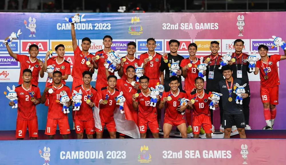 Hậu vệ Bagas Kaffa (bìa trái) cùng U-22 Indonesia giành HCV SEA Games 32. Ảnh: ANH PHƯƠNG