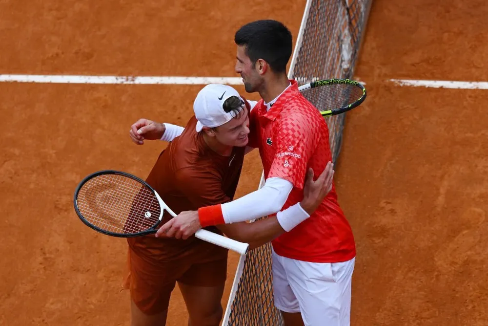 Holger Rune lần thứ 2 liên tiếp đánh bại số 1 thế giới Djokovic. Ảnh: GETTY