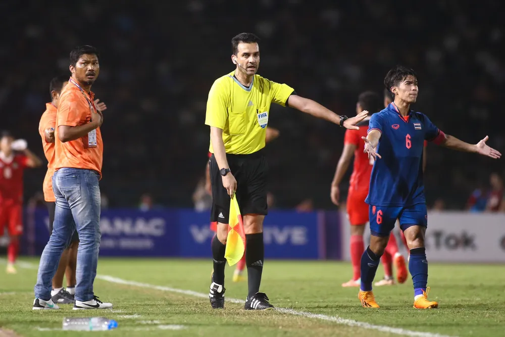 HLV Issara Sritaro vẫn được FAT tin tưởng sau thất bại tại SEA Games 32. Ảnh: ANH PHƯƠNG