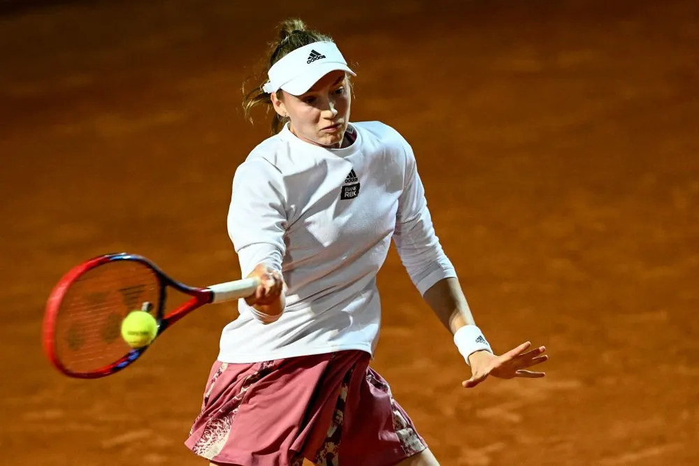 Rybakina sở hữu lối chơi bùng nổ và các cú giao bóng sấm sét. Ảnh: GETTY