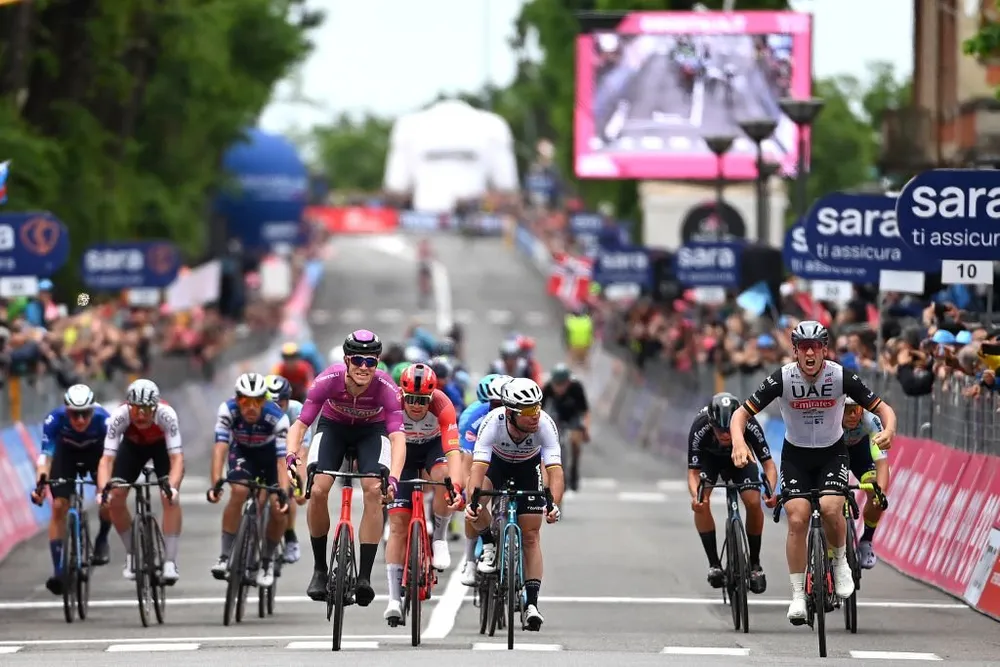 Cavendish bất lực trước sức mạnh và chiến thắng của đồng nghiệp trẻ Pascal Ackermann (UAE).