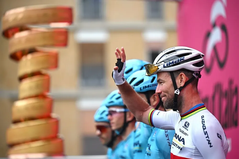 Mark Cavendish trong màu áo đội đua Astana tham gia Grand Tour Giro d&apos;Italia 2023.